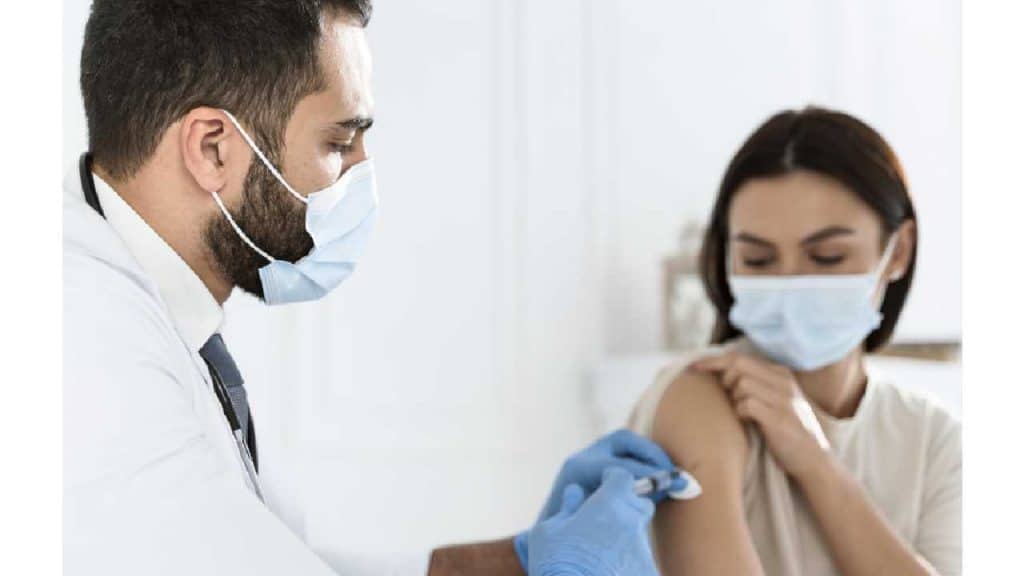 Vaksinasi Sinovac untuk Meningkatkan Respon Imun Tubuh by Freepik